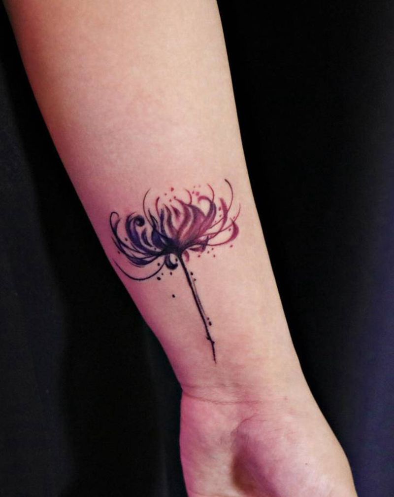 彼岸花纹身图片_手部彼岸花纹身图案