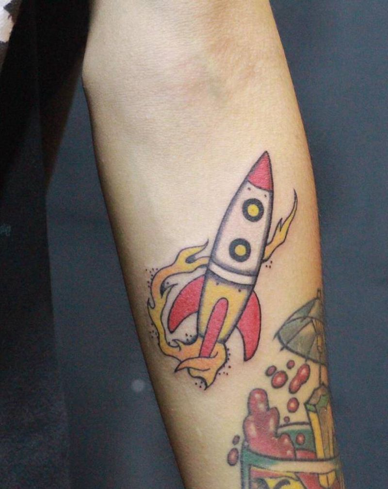 发射纹身图片_手臂Old School纹身图案