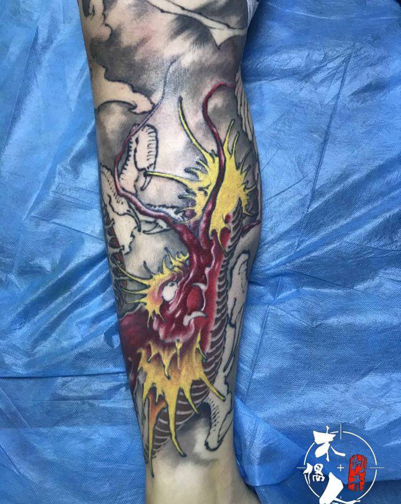 红龙纹身图片_腿部新传统纹身图案