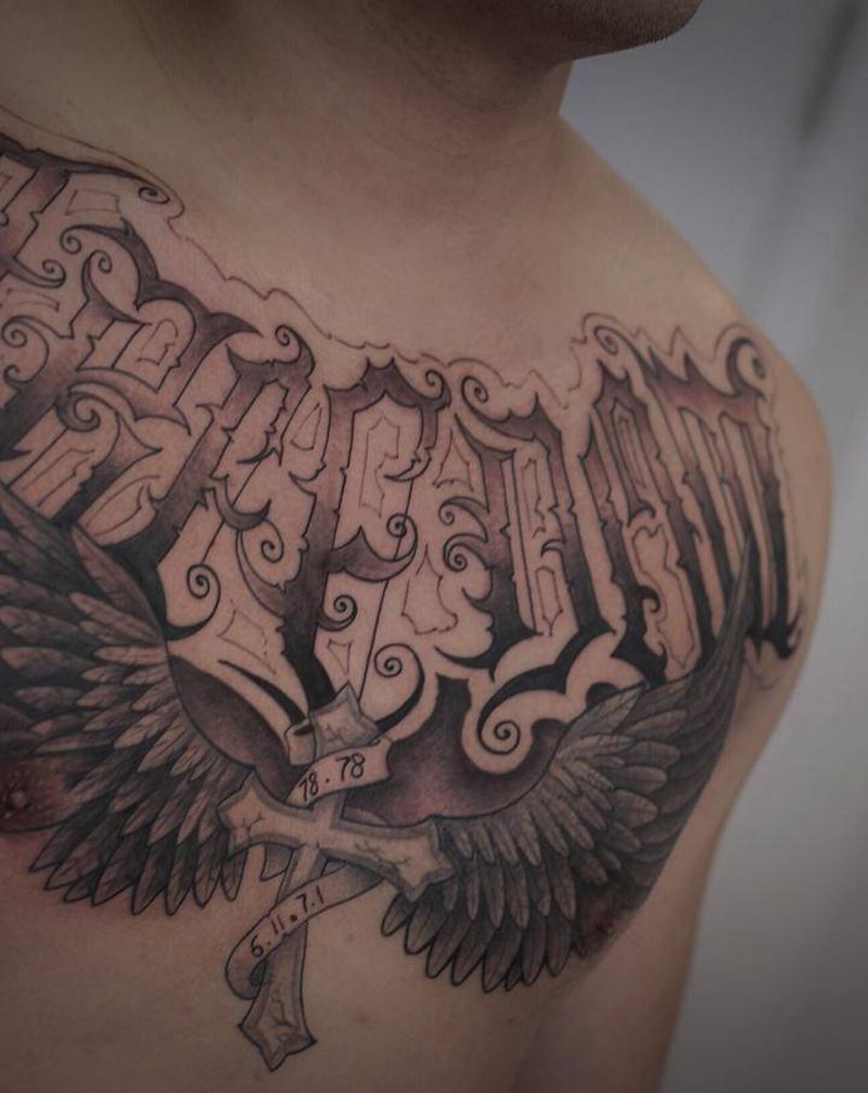 花体纹身图片_胸部欧美写实花体字纹身图案