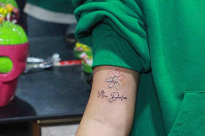 花纹身图片_手臂花体字线条纹身图案