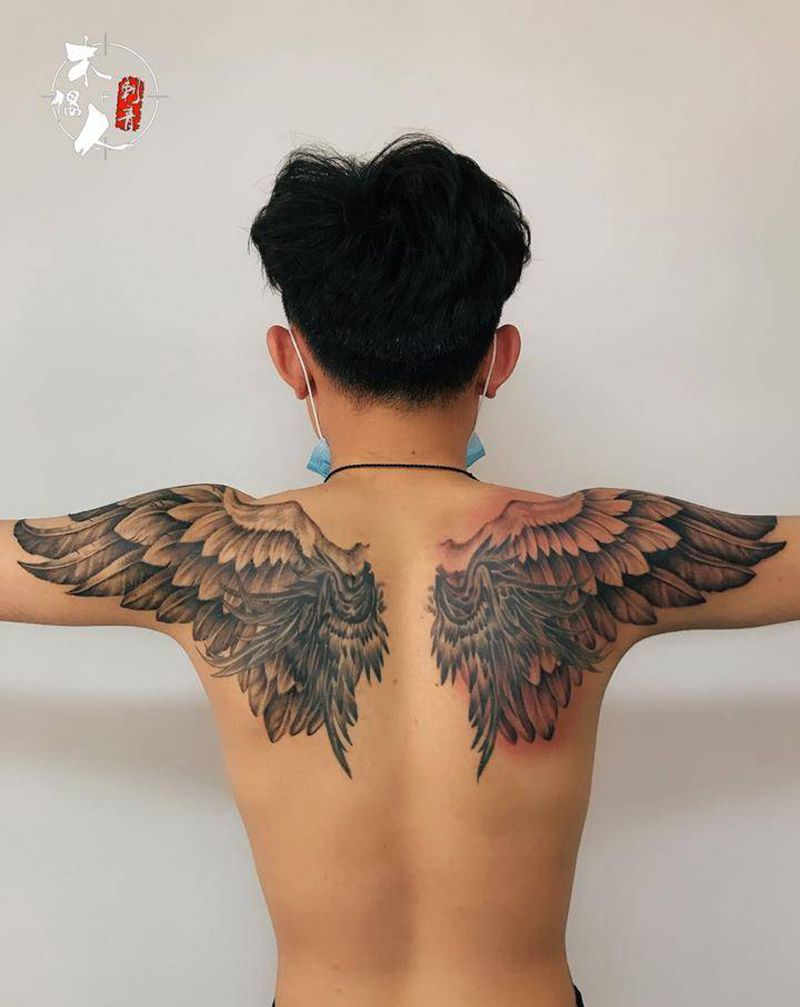 翅膀纹身图片_背部欧美写实纹身图案