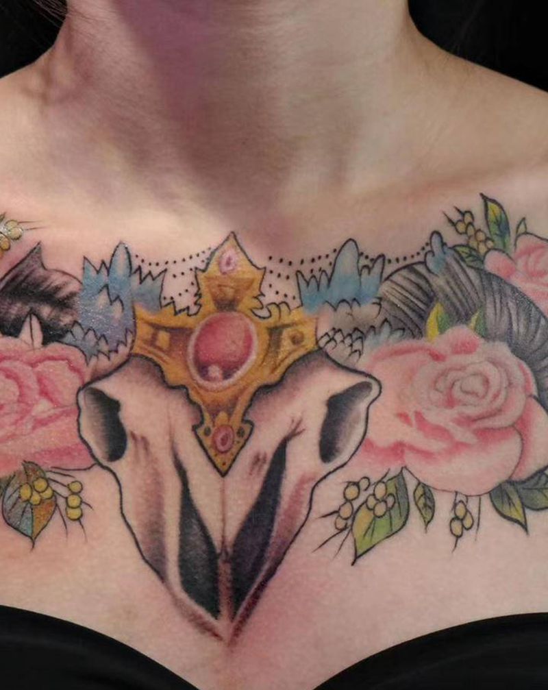 花胸纹身图片_胸部水彩花胸纹身图案