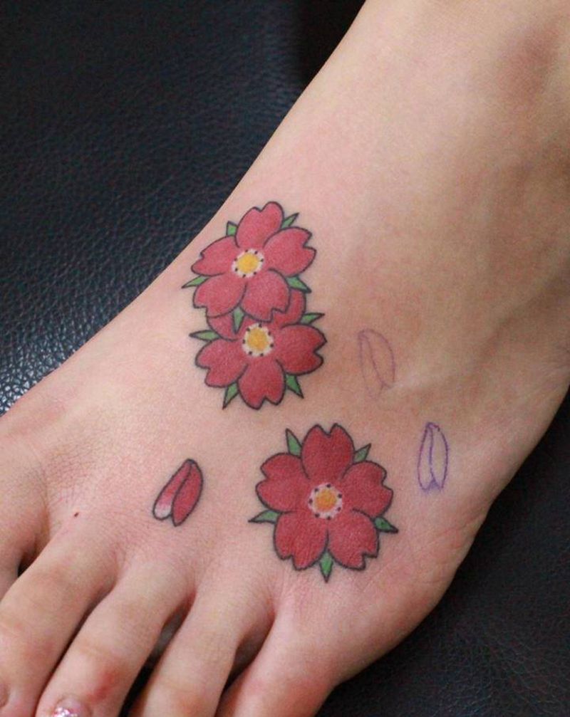 樱花纹身图片_脚部老传统纹身图案