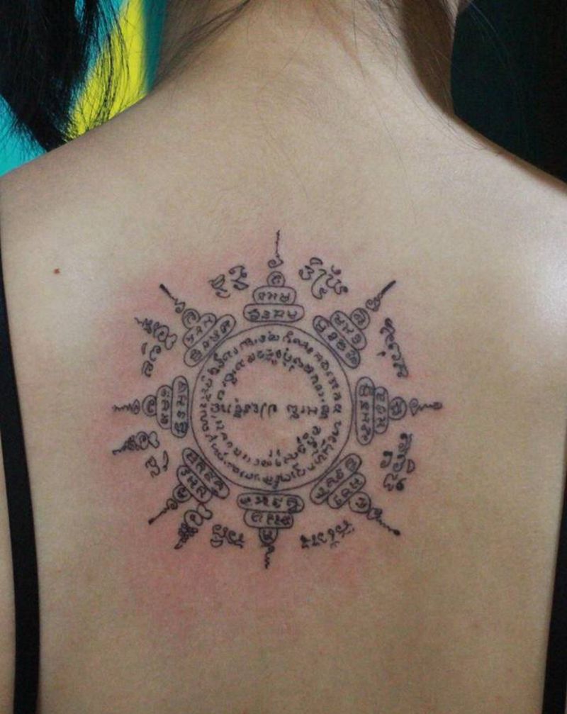 刺符纹身图片_背部点刺图腾纹身图案