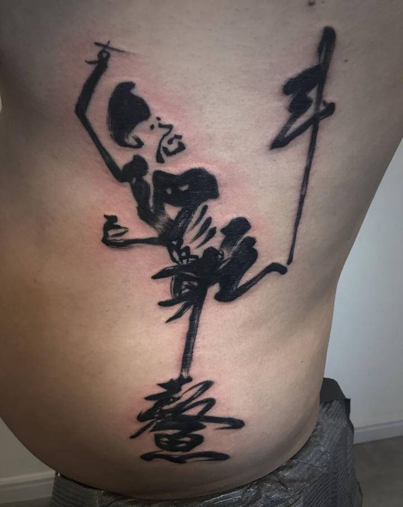 魁星踢斗纹身图片_腰部水墨图腾纹身图案