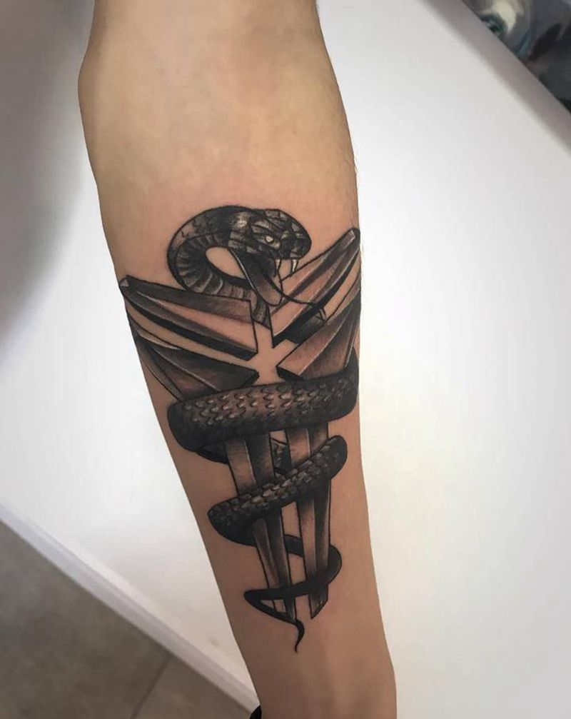 黑曼巴纹身图片_手臂纹身图案