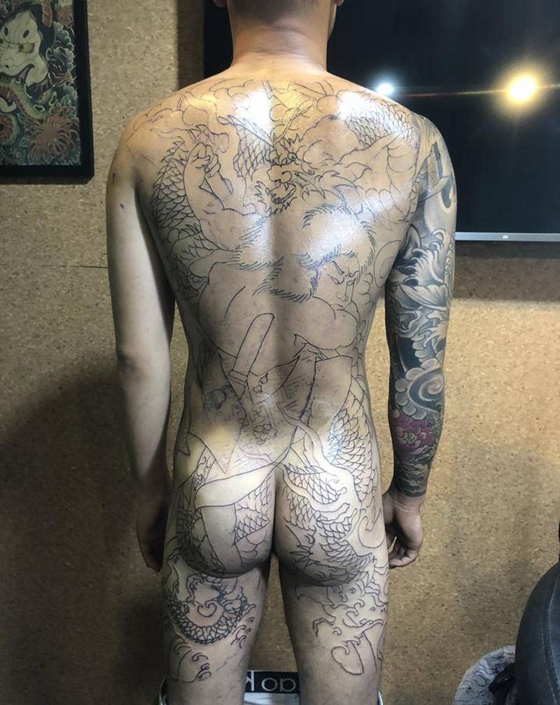 九纹龙纹身图片_背部老传统纹身图案