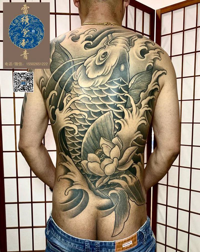 满背鲤鱼纹身纹身图片_背部新传统鲤鱼纹身图案