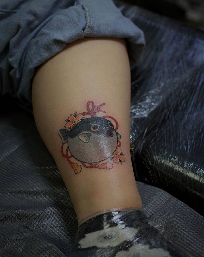 河豚纹身图片_腿部纹身图案