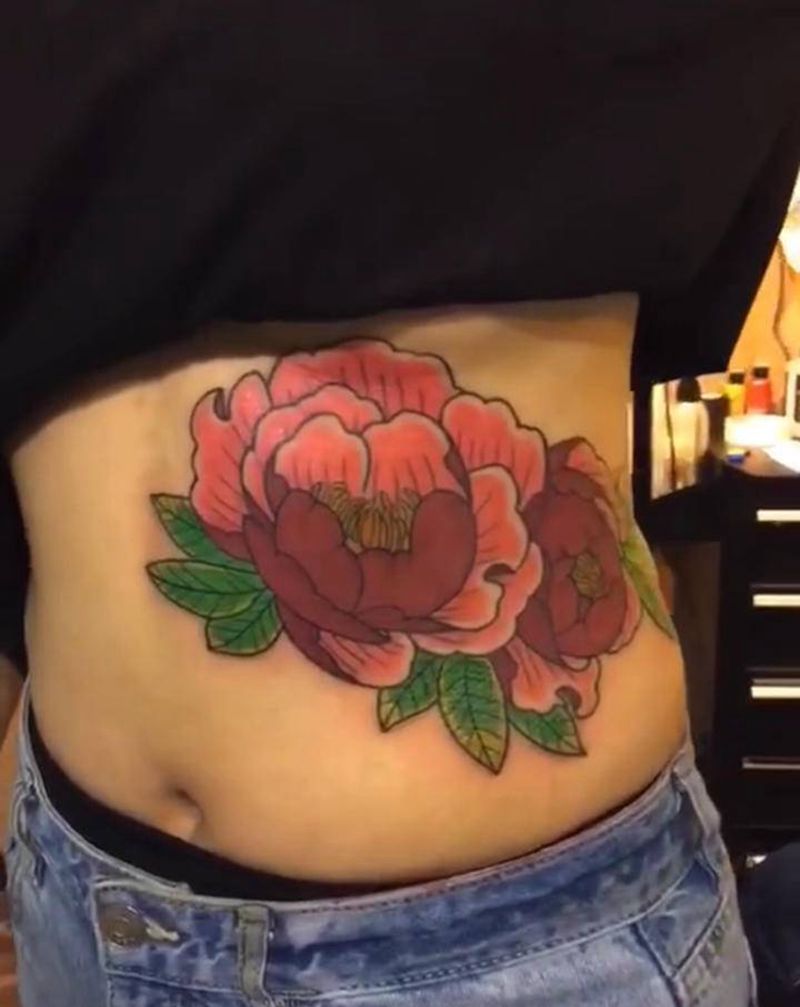 牡丹纹身图片_腹部老传统纹身图案