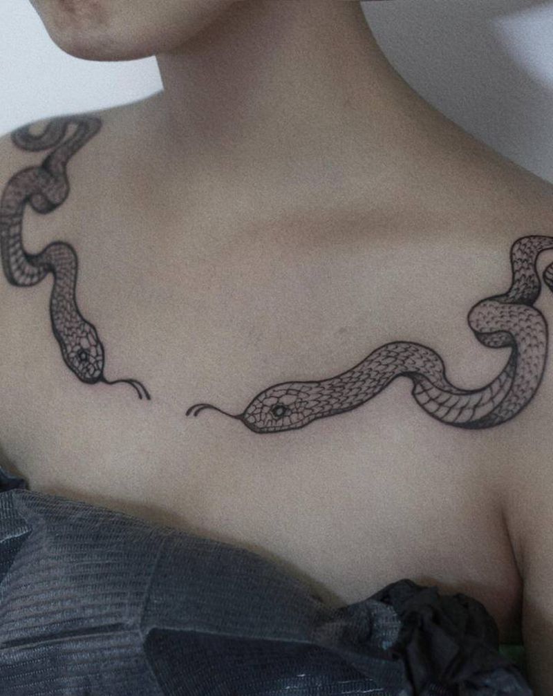 素蛇纹身图片_颈部胸部纹身图案