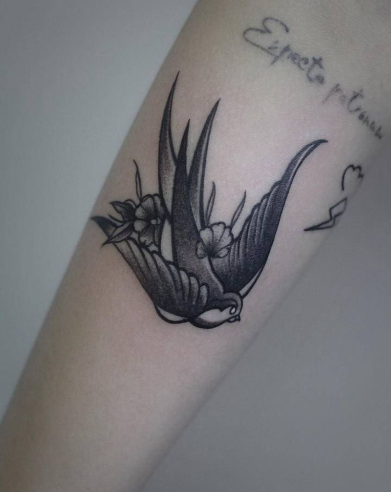 燕子纹身图片_手臂纹身图案
