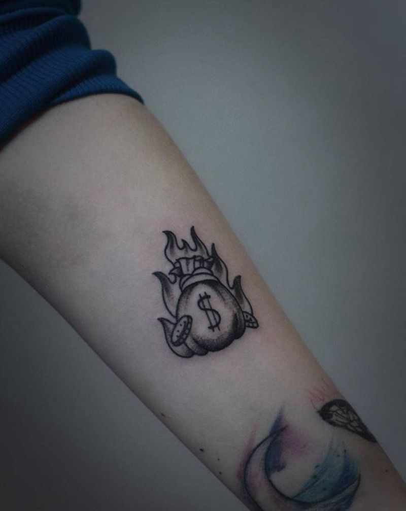 钱袋纹身图片_手臂纹身图案