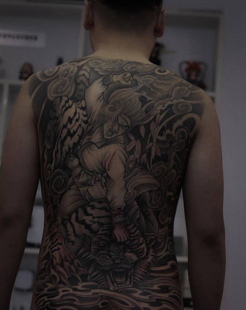 武松打虎纹身图片_背部老传统纹身图案