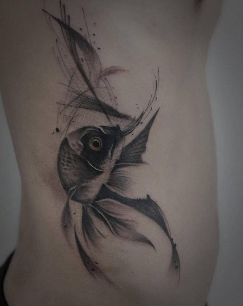 金鱼纹身图片_腰部水墨纹身图案