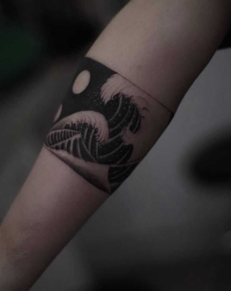 山海臂环纹身图片_手臂纹身图案