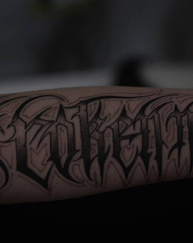 花体英文纹身图片_手臂花体字纹身图案