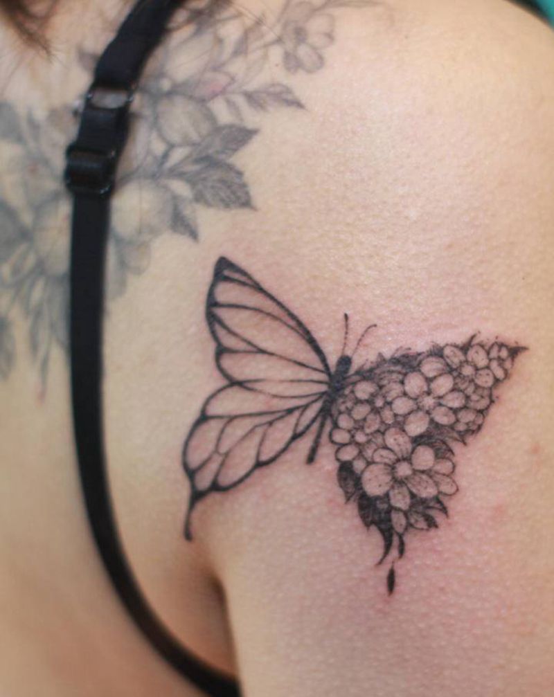 蝴蝶纹身图片_肩部几何点刺纹身图案