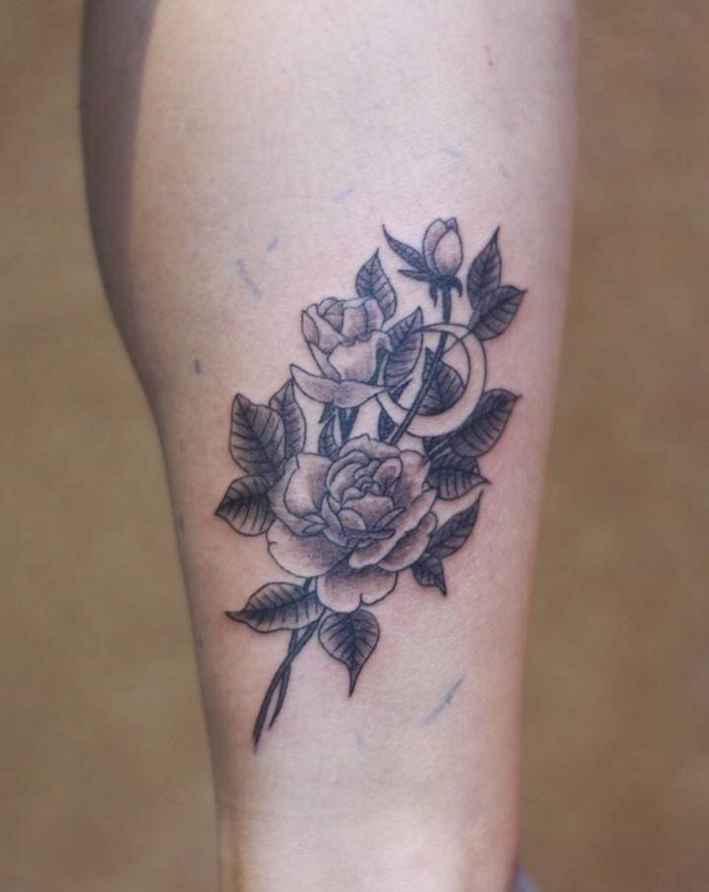 花纹身图片_腿部点刺纹身图案