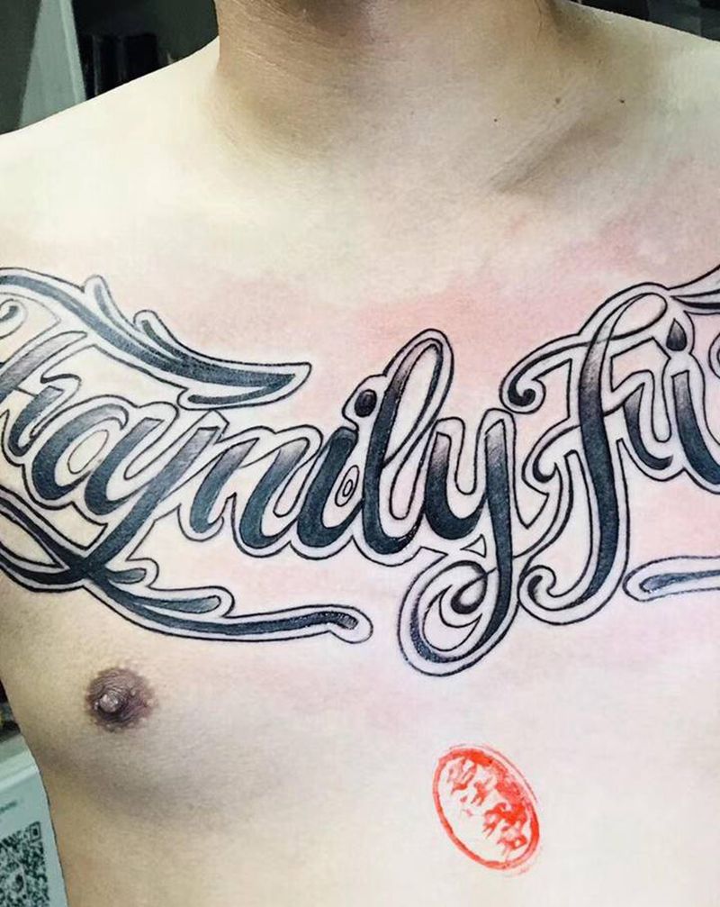 花体字纹身图片_胸部纹身图案