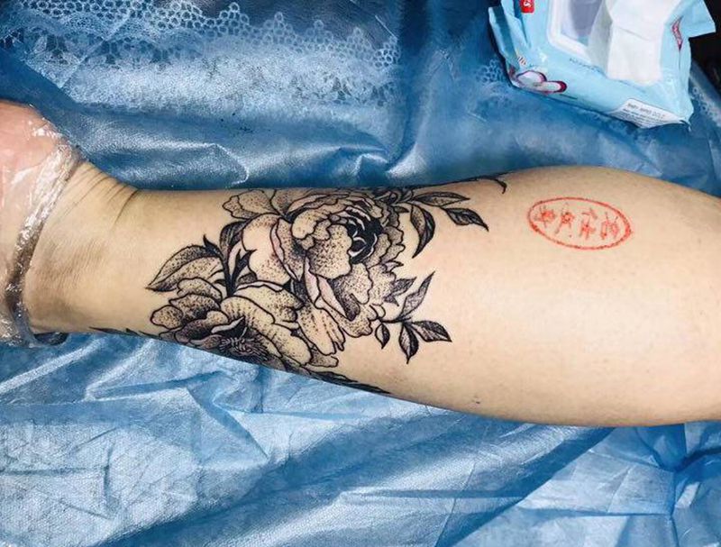 素花纹身图片_腿部纹身图案