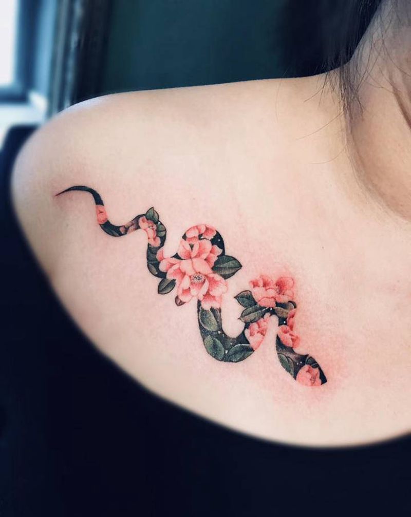 蛇与花,美女小清新纹身图片_胸部纹身图案