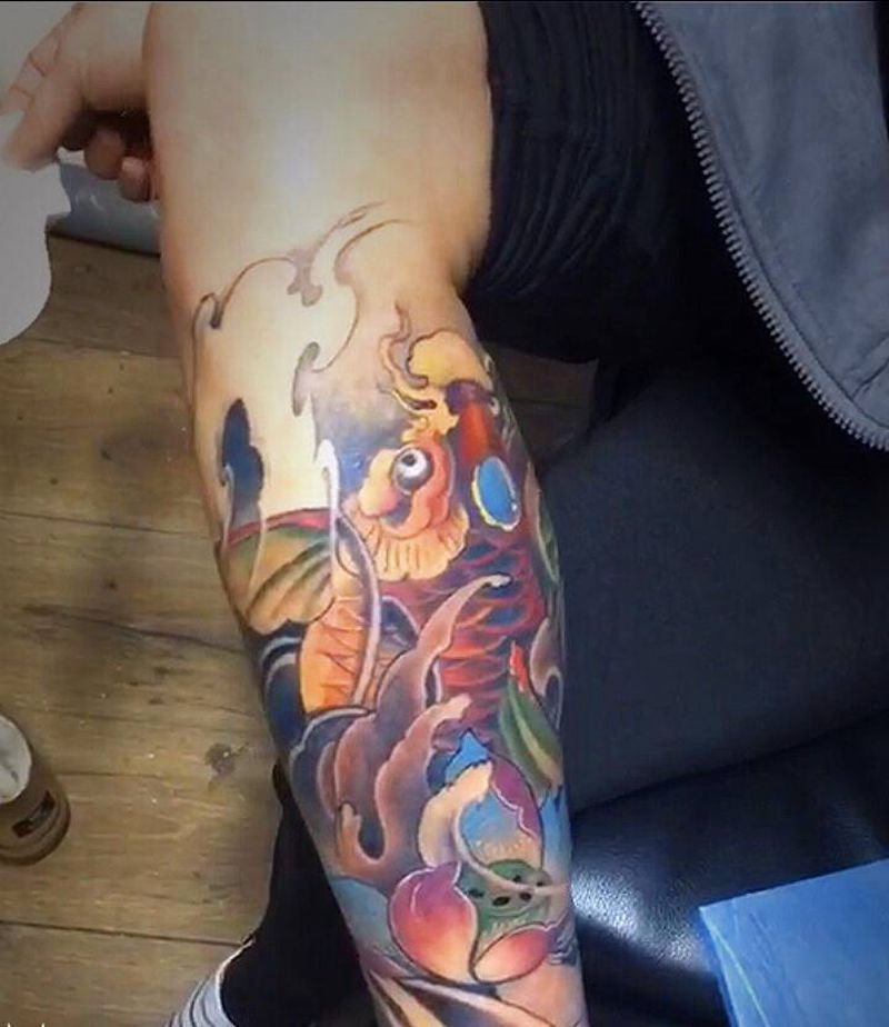 小腿鲤鱼纹身图片_腿部纹身图案
