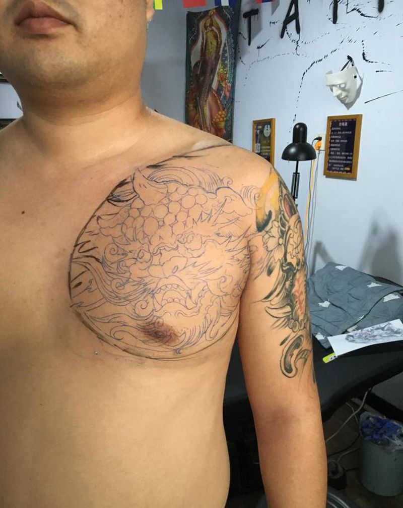 唐狮纹身图片_胸部纹身图案