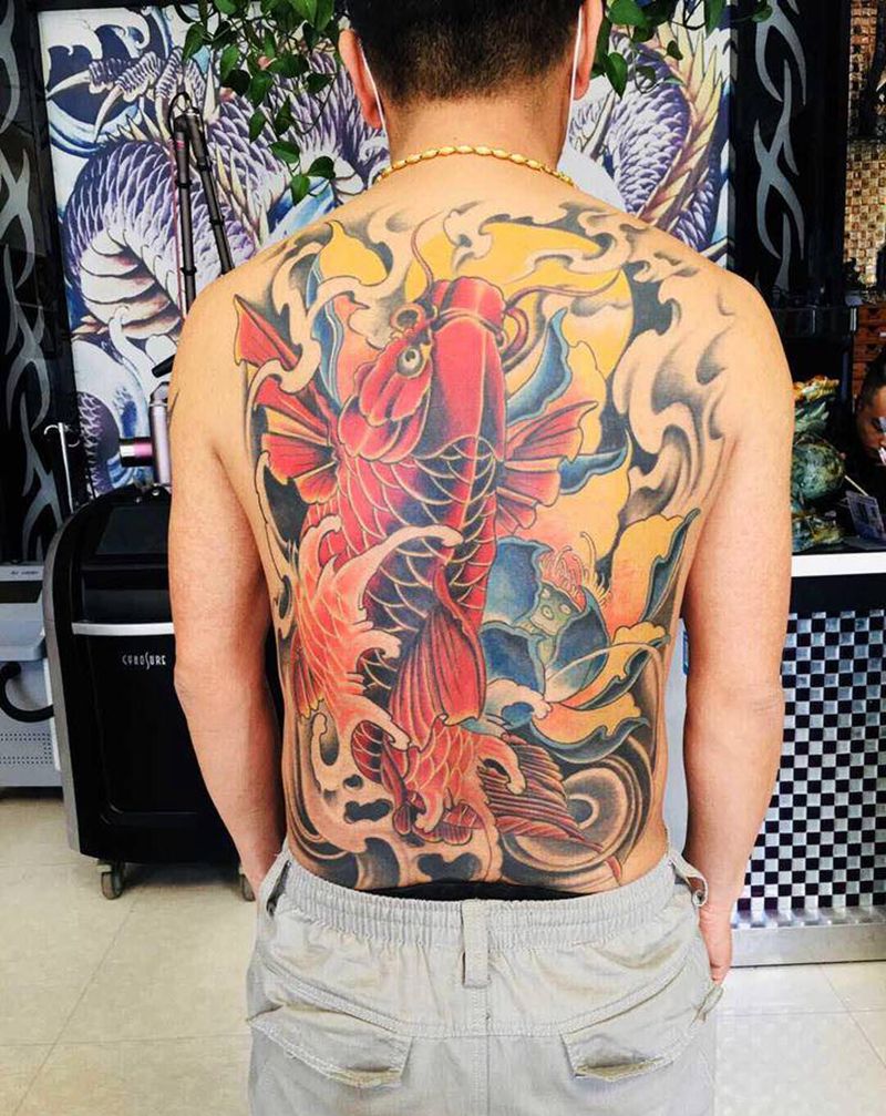彩色锦鲤纹身图片_背部纹身图案