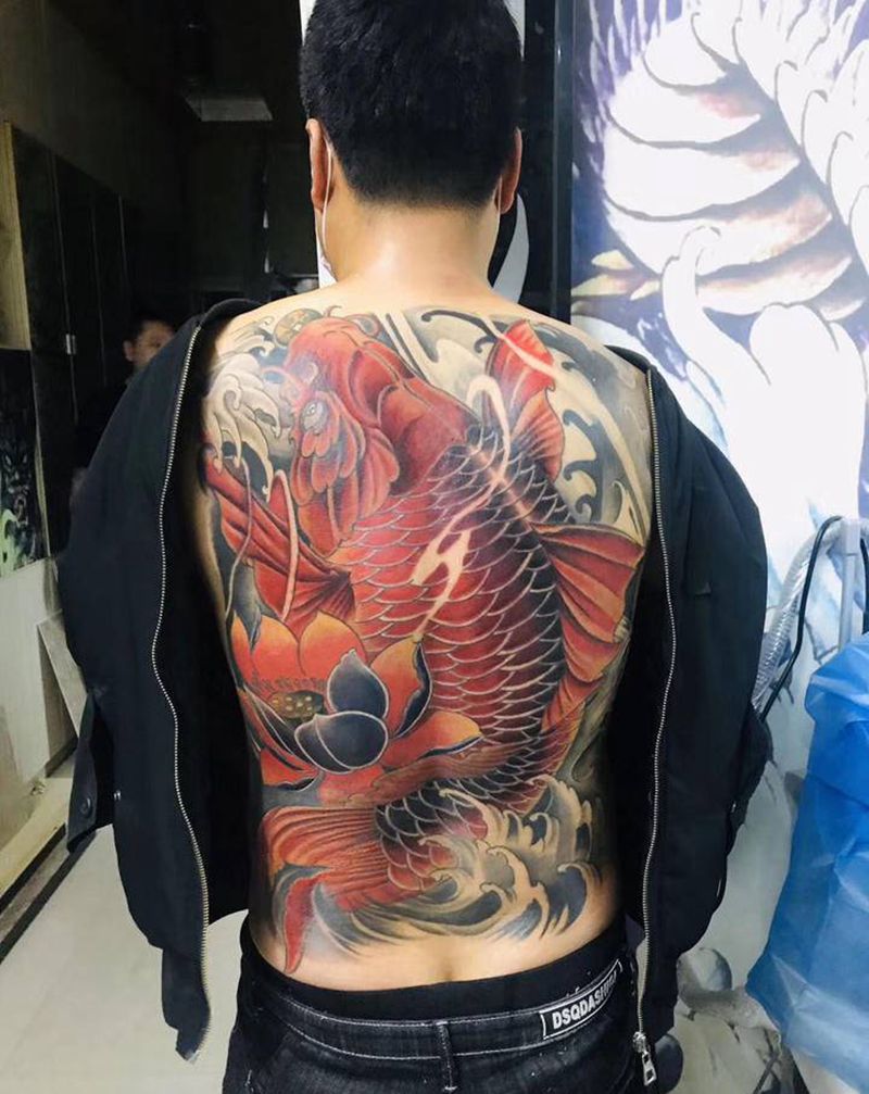 彩色鲤鱼纹身图片_背部纹身图案