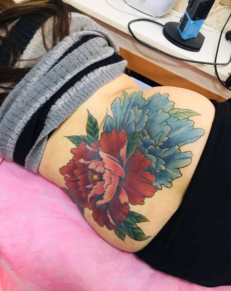 牡丹纹身图片_腰部纹身图案