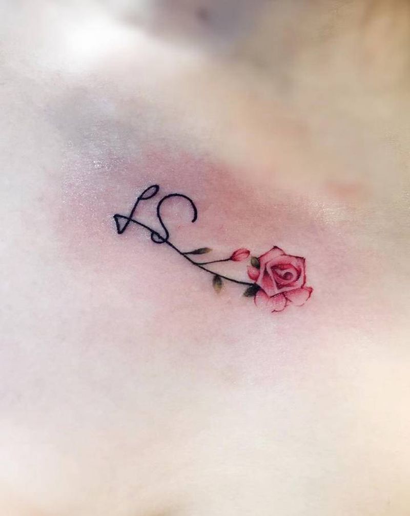 xi小花花纹身图片_颈部纹身图案