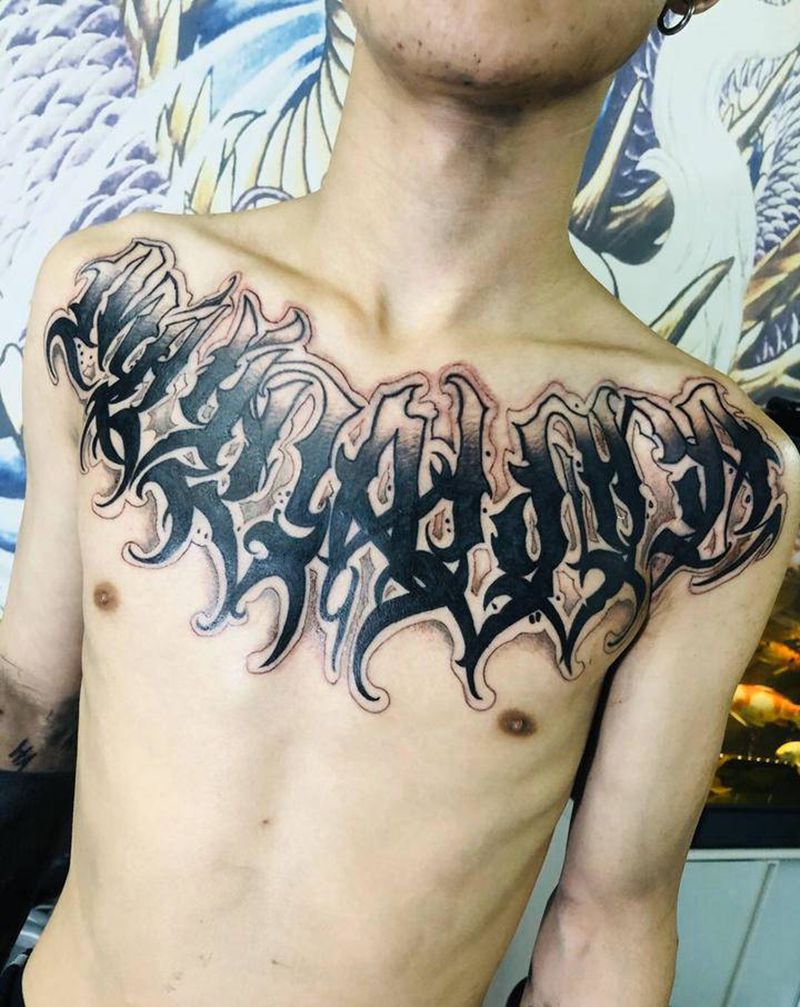 花体字纹身图片_胸部纹身图案