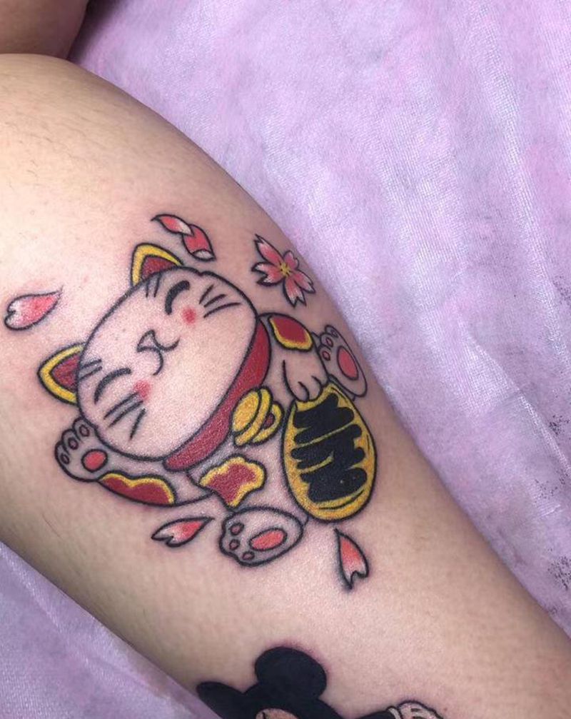 招财猫纹身图片_腿部纹身图案