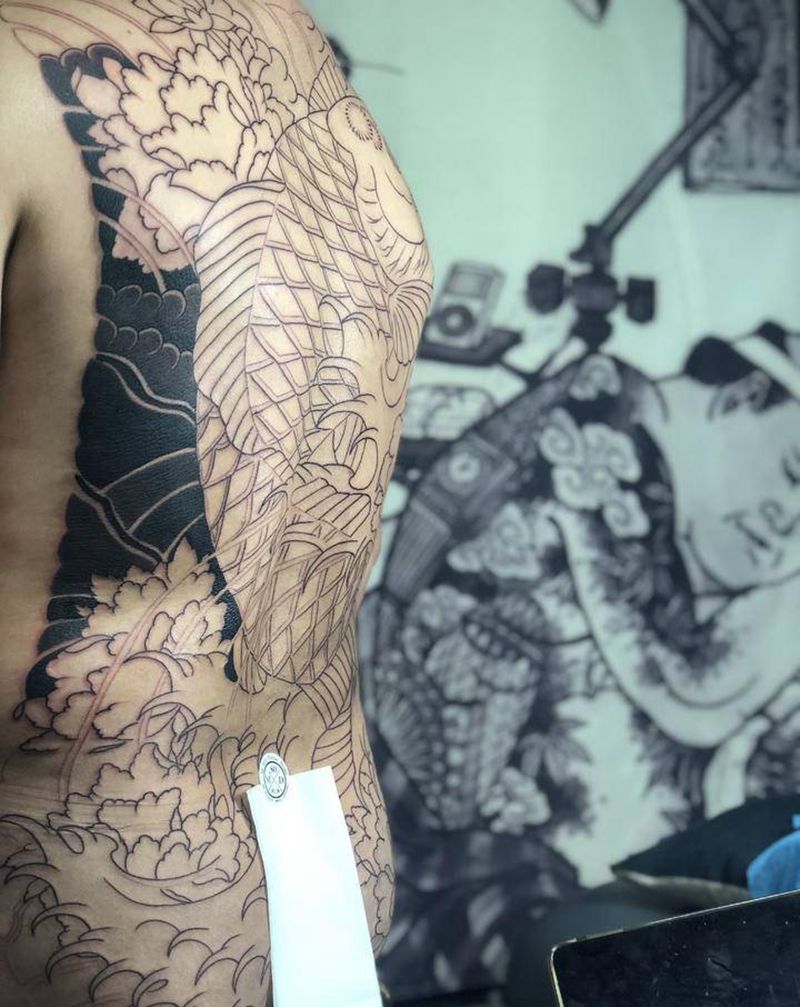 日式老传统鲤鱼未完纹身图片_背部老传统鱼日式老传统纹身图案