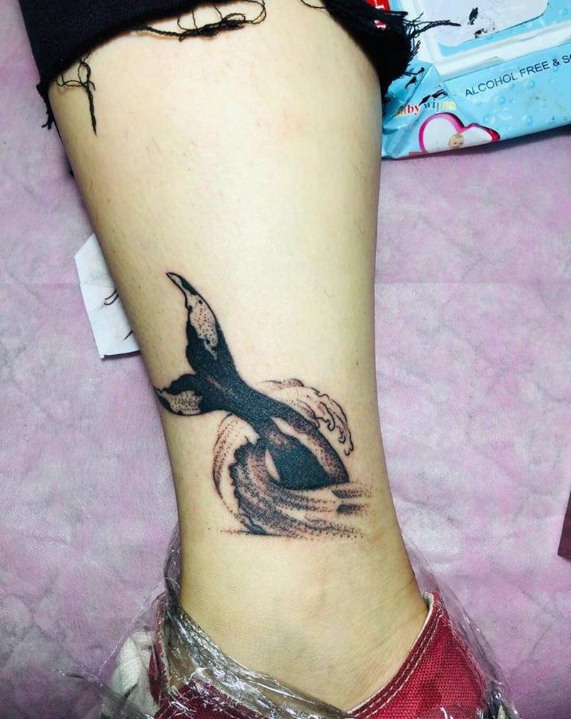 鲸鱼尾纹身图片_脚部纹身图案