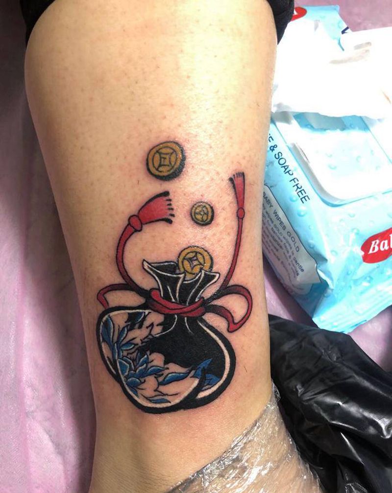 钱袋纹身图片_腿部纹身图案