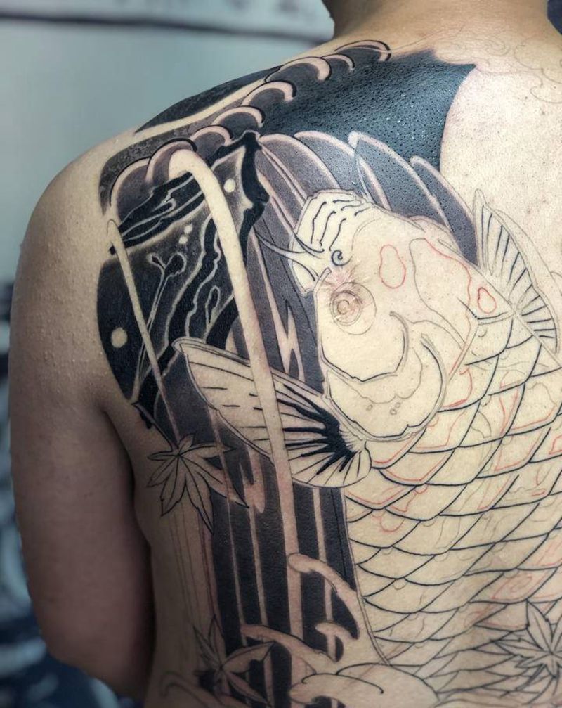 满背日式鲤鱼纹身图片_背部老传统鱼日式老传统纹身图案