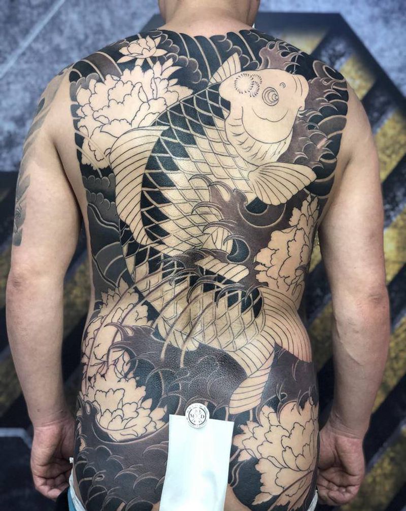 日式老传统满背鲤鱼纹身图片_背部老传统鱼日式纹身图案