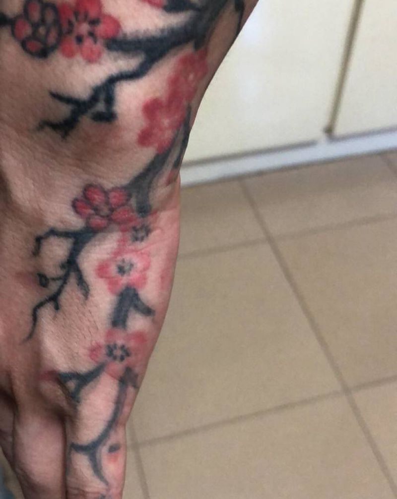 手背梅花修改纹身图片_手部水墨水彩纹身图案