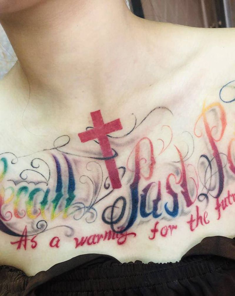 花体字纹身图片_胸部纹身图案