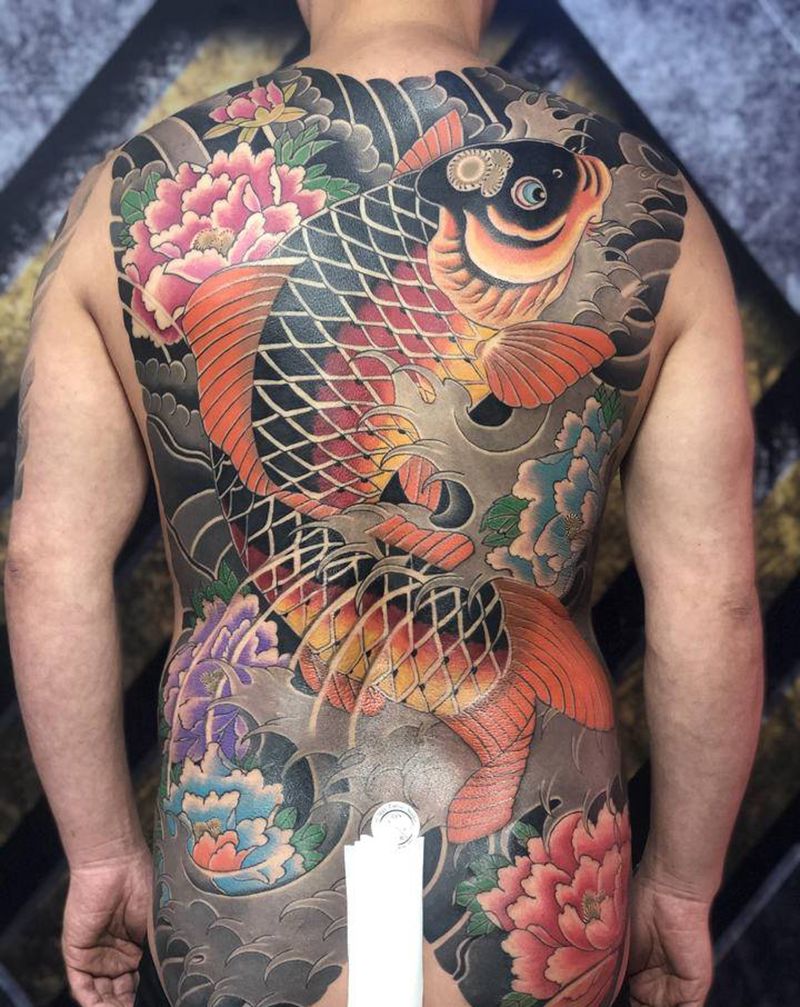 日式老传统鲤鱼纹身图片_背部老传统日式鲤鱼纹身图案