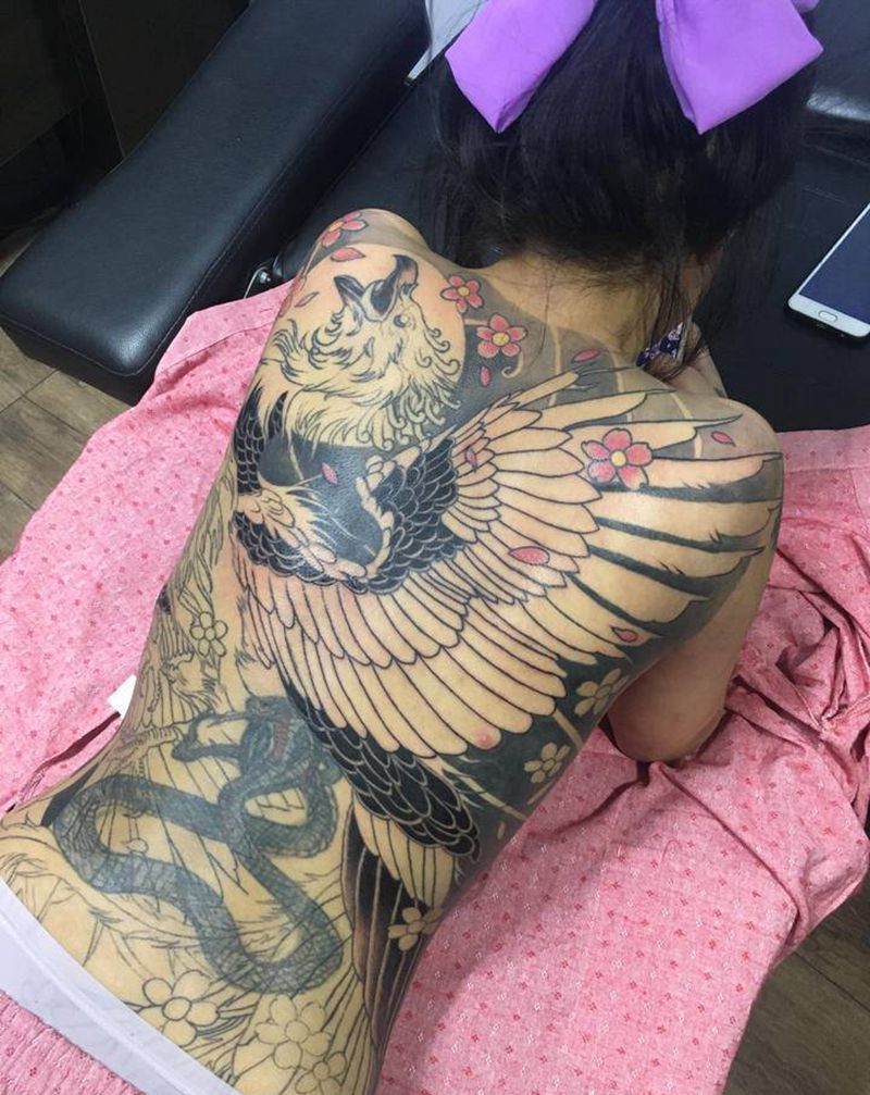 凤凰纹身图片_背部新传统纹身图案