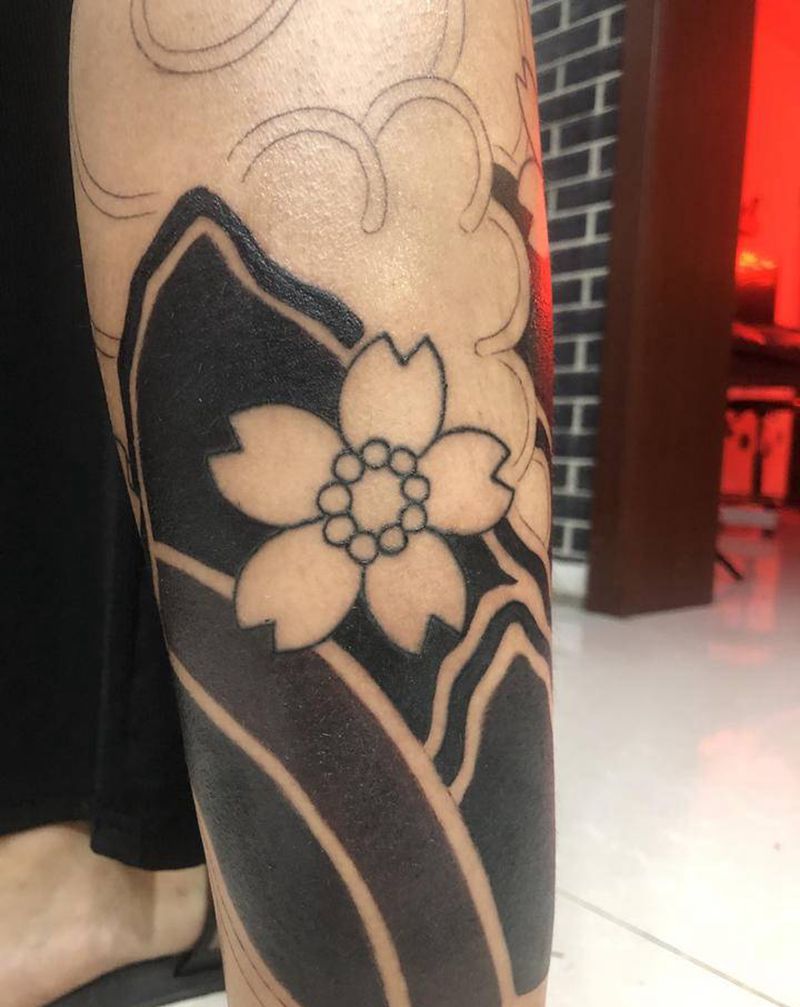 包腿一部分纹身图片_腿部老传统刹车印樱花鹤纹身图案