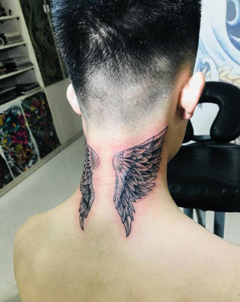 翅膀纹身图片_颈部纹身图案