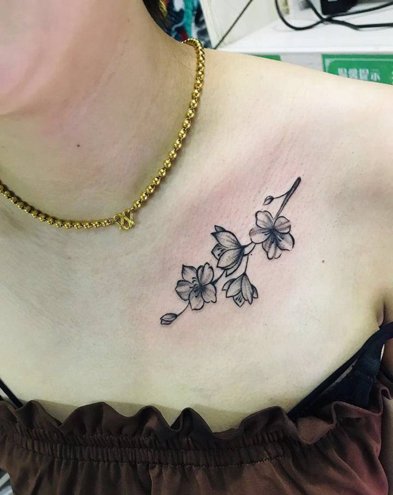 素花纹身图片_颈部纹身图案