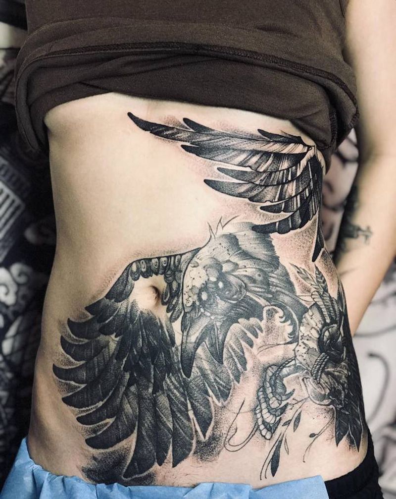 乌鸦纹身图片_腹部点刺遮盖乌鸦纹身图案