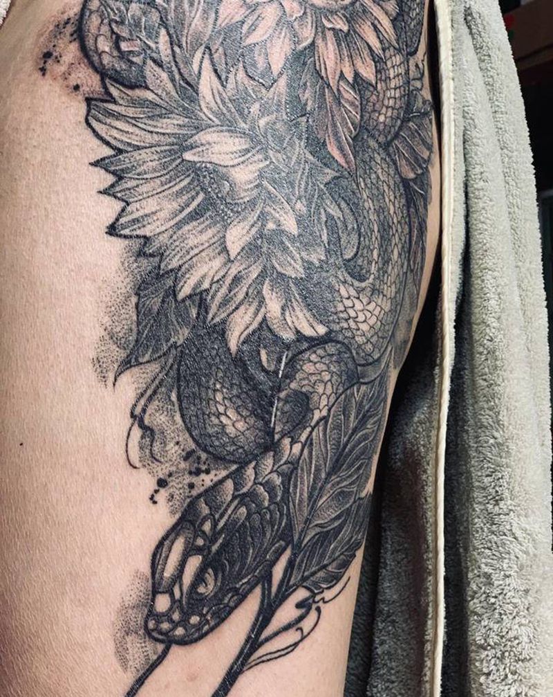 蛇纹身图片_腿部点刺大腿外侧点刺蛇纹身图案