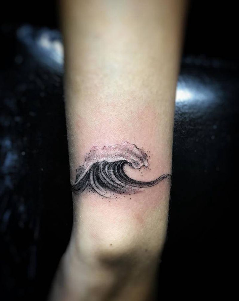 浪花纹身图片_手臂点刺纹身图案